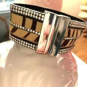 Stylish Animal Print Bracelet with Silver Accents